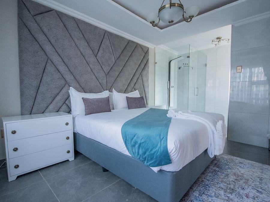 Cheetah - Self Catering | In-room safe, desk, iron/ironing board, free WiFi