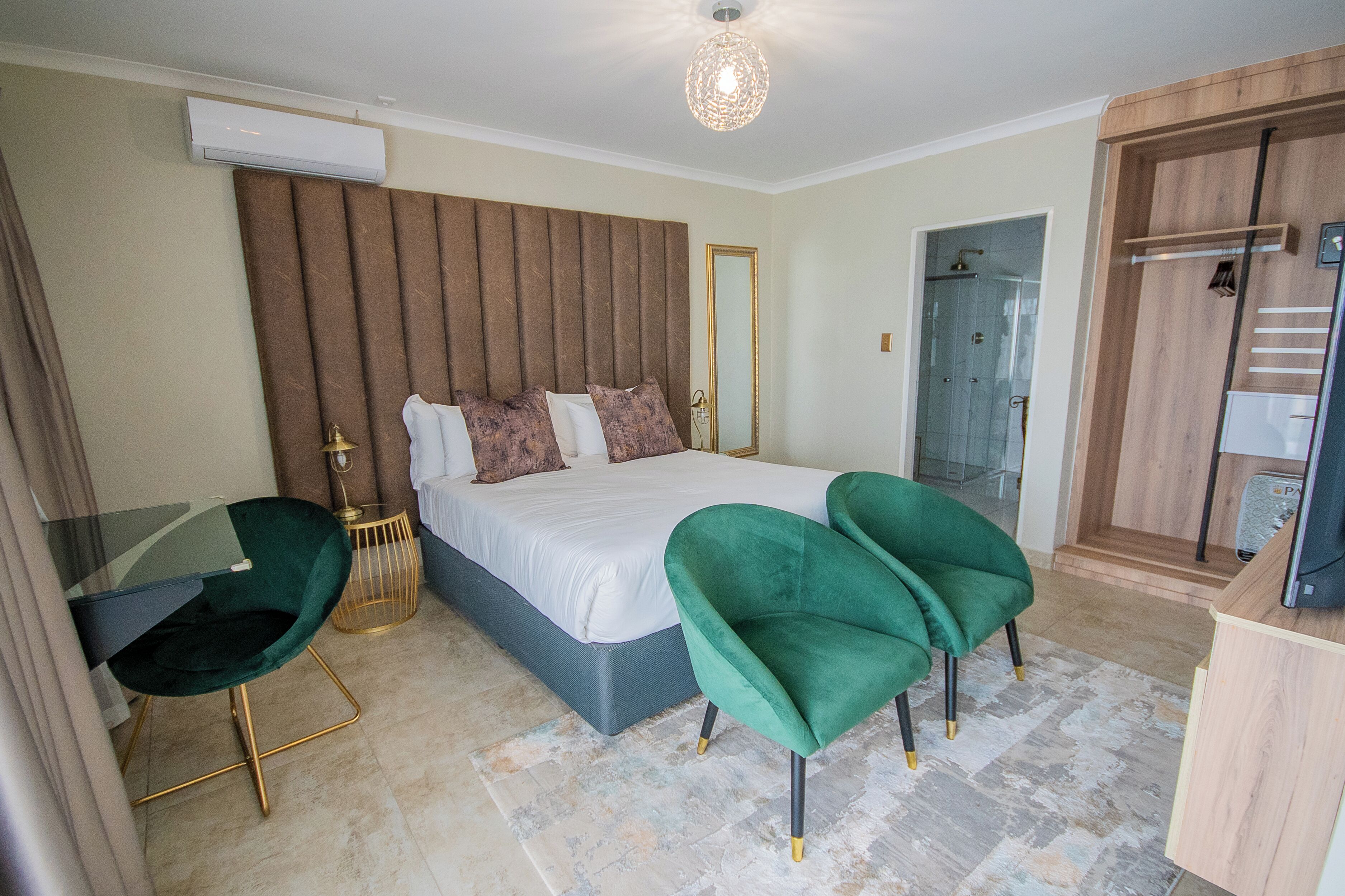 Executive-huone | Tallelokero huoneessa, työpöytä, silitysrauta/-lauta, ilmainen Wi-Fi