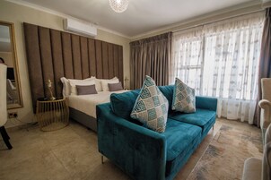Royal Executive Suite | In-room safe, desk, iron/ironing board, free WiFi