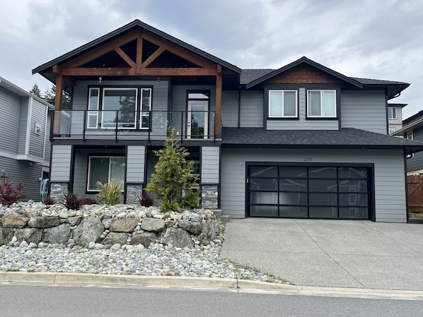 Exterior - Hot tub, Pet Friendly + Monthly Discounts! Trails Nearby!
(Nanaimo)