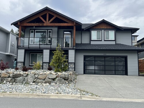 Hot tub, Pet Friendly + Monthly Discounts! Trails Nearby!
