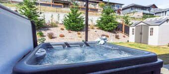 Hot tub, Pet Friendly + Monthly Discounts! Trails Nearby!
