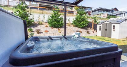Hot tub, Pet Friendly + Monthly Discounts! Trails Nearby!