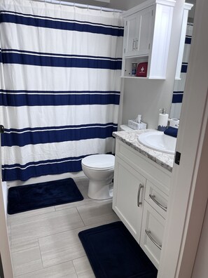 Combined shower/tub, hair dryer, towels, soap - Hot tub, Pet Friendly + Monthly Discounts! Trails Nearby!
 (Nanaimo)