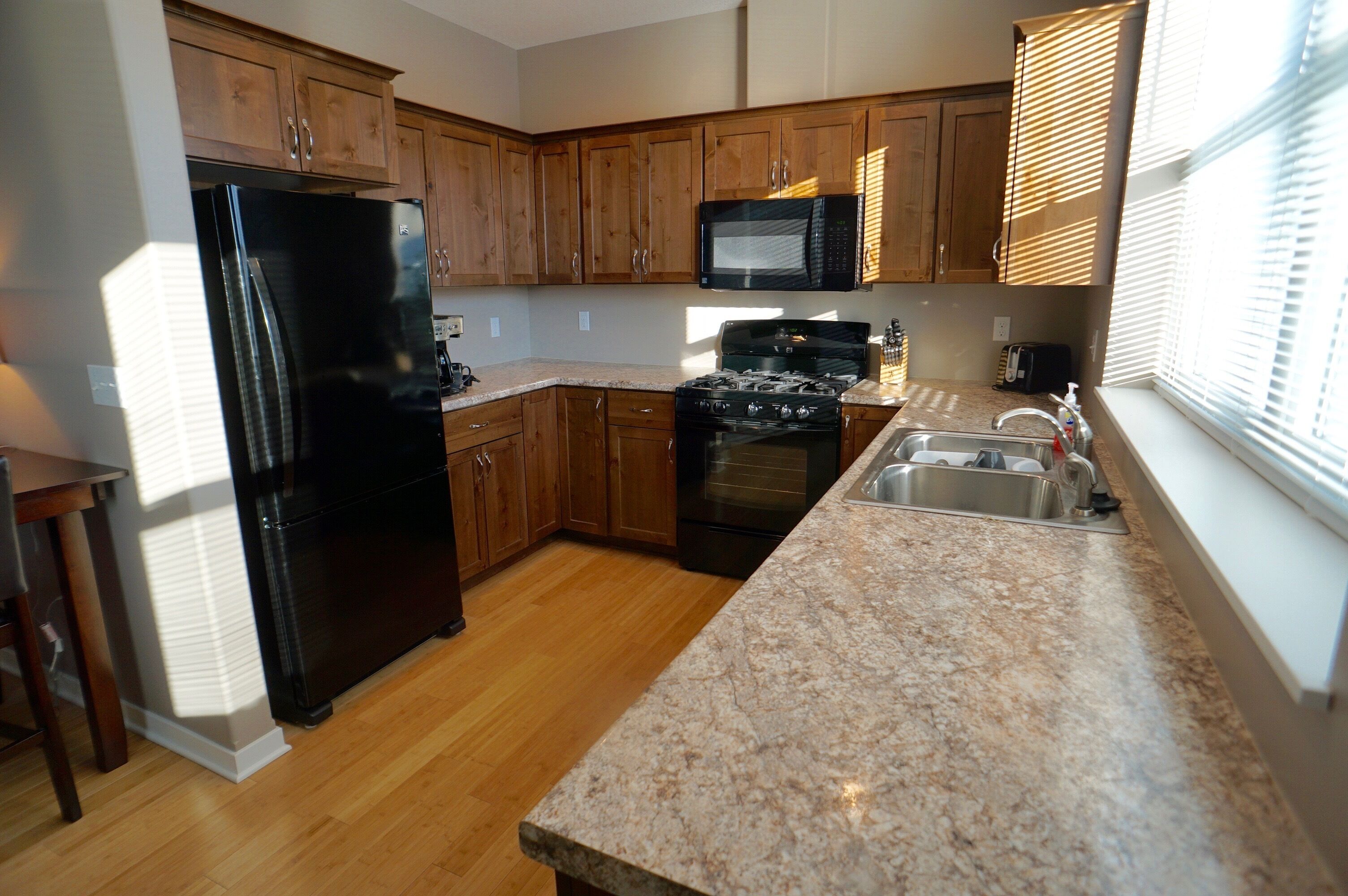 Cozy updated Condo. Close to shopping and restaurants.