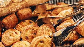 Een mand met croissants en een stokbrood.
