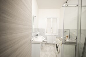 Apartament | Bany | Dutxa, assecador de cabells i tovalloles