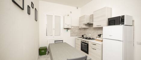 Appartement | Cuisine privée | Réfrigérateur, micro-ondes, four, plaque de cuisson