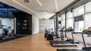Ein modernes Fitnessstudio mit Laufbändern, Ergometer und Krafttrainingsgeräten.