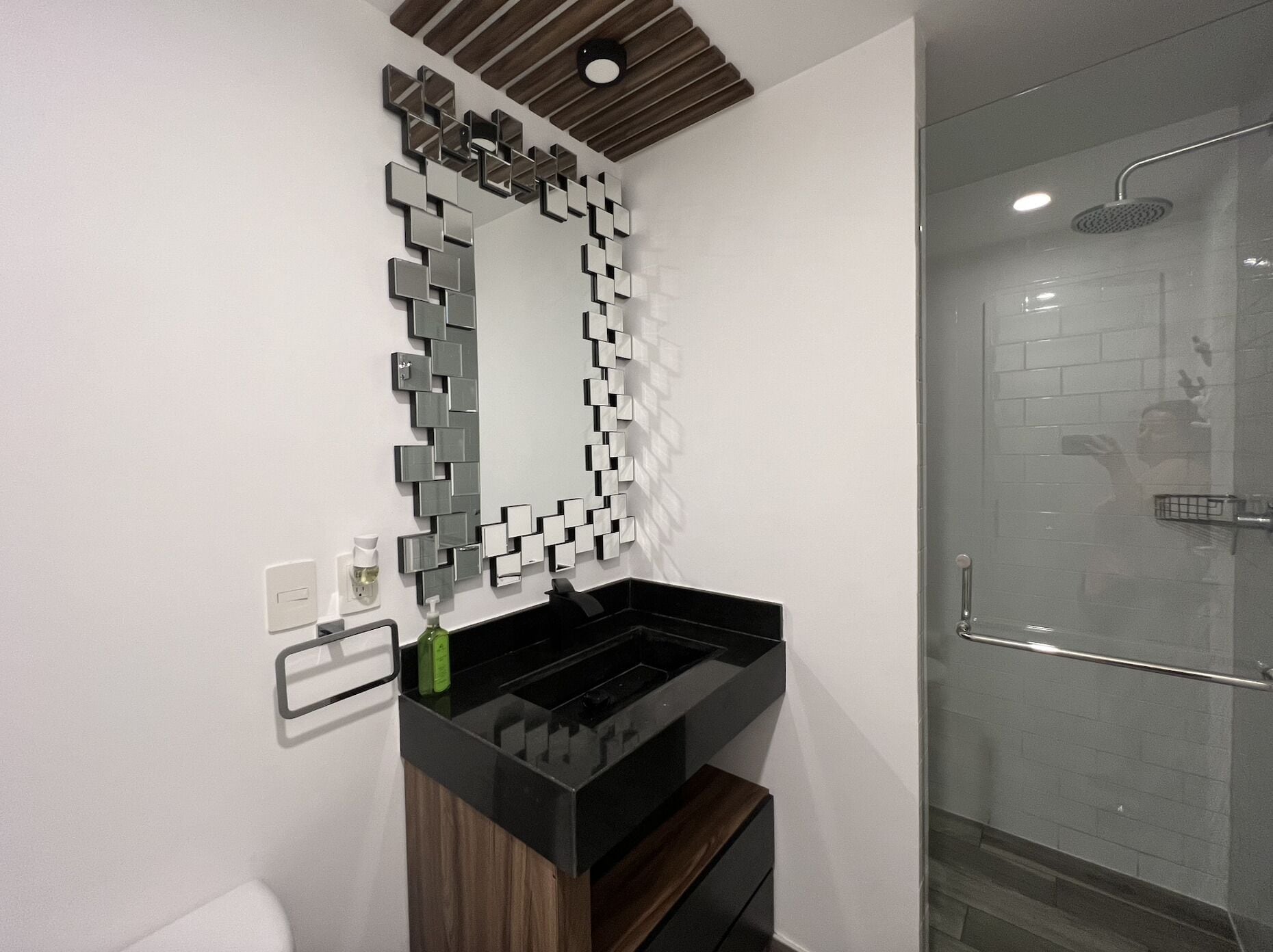 Chuveiro, secador de cabelo, toalhas de banho, sabonete