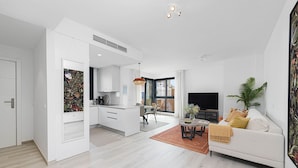 Un apartamento moderno con cocina, comedor y sala de estar.