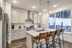 Kylskåp, mikrovågsugn, ugn och spishäll