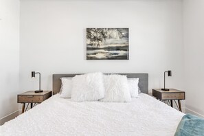 3 habitaciones, escritorio y tabla de planchar con plancha 