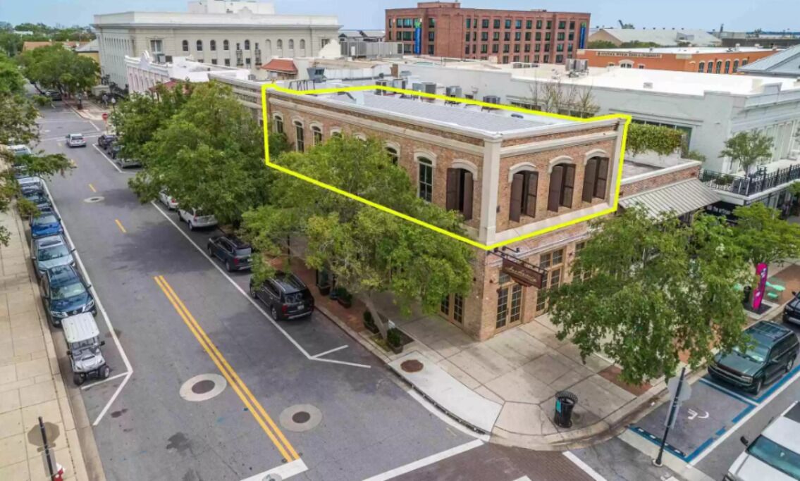 Historic luxury condo 10 min drive to Pensacola Beach and Naval Air Station