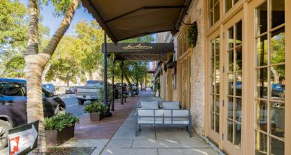 Historic luxury condo 10 min drive to Pensacola Beach and Naval Air Station