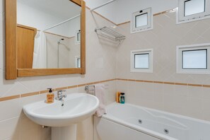 Apartment | Badezimmer | Duschwanne, Haartrockner, Handtücher