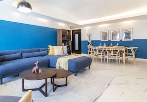Appartement supérieur | Aire de séjour | Téléviseur à DEL de 32 po avec télévision par câble, téléviseur