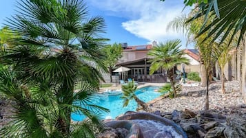 Een buitenzwembad, een verwarmd zwembad