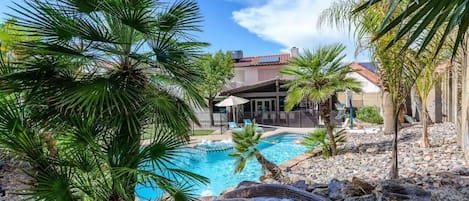 Piscina all'aperto, una piscina riscaldata