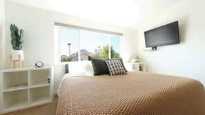 8 dormitorios, caja fuerte, escritorio y tabla de planchar con plancha