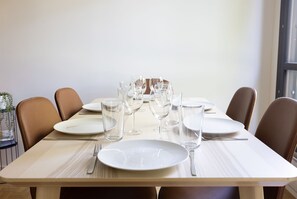 Apartamento Confort | Cocina privada | Frigorífico grande, microondas, horno y placa de cocina