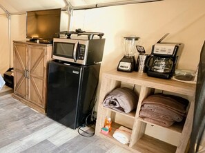 Standard Cabin | Private kitchen | Mini-fridge, microwave, stovetop, coffee/tea maker - Son's River Ranch Glamping Cabin 21 (Kingsbury)