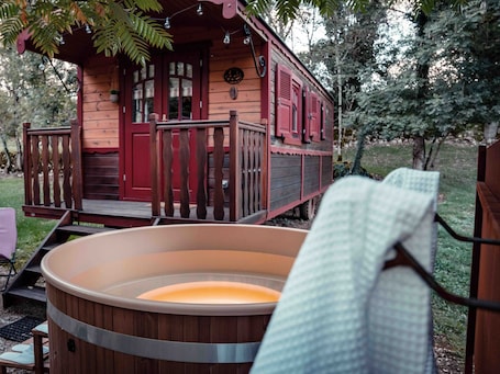 Outdoor spa tub. Les Roulottes du Petit Gouffre de Padirac