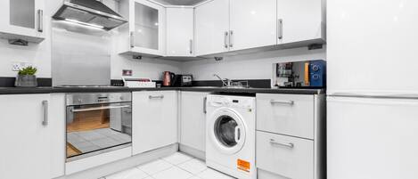 冷蔵庫、電子レンジ、オーブン、コンロ