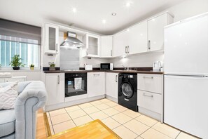 Een koelkast, een magnetron, een oven, een kookplaat