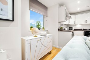 Een koelkast, een magnetron, een oven, een kookplaat