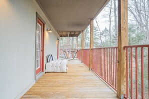Terrace/patio - Sasquatch Lodge A: Mountain Views & Family Fun! (Gatlinburg)