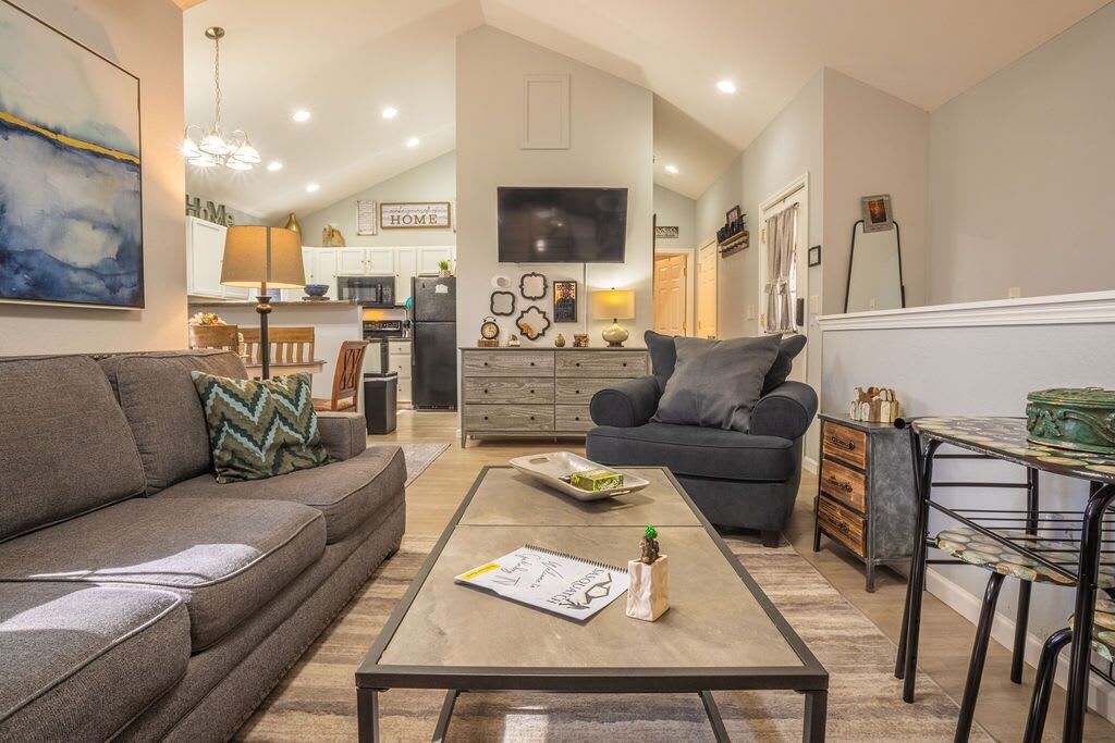 تلفزيون، ألعاب فيديو، كُتُب، مكتب