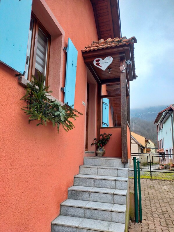 Exterior detail - Forest edge gîte (Maisonsgoutte)