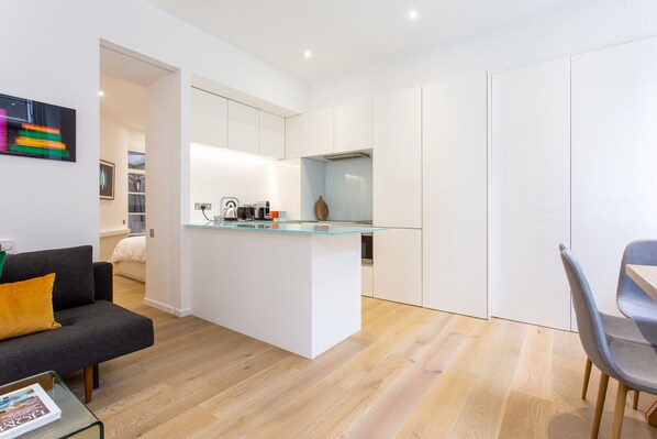 Appartement Deluxe | Coin séjour | TV connectée de 32 pouces avec chaînes par satellite, télévision