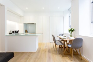 Deluxe Apartment | In-room dining - 2 Bed 2 Bath Apartment Off Regent Street (London)