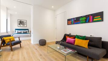 Apartamento luxo | Área de estar | Smart TV 32 polegadas com canais via satélite, TV, pisos aquecidos