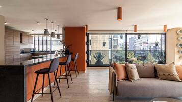 Apartamento premium | Área de estar | TV LED 42 polegadas com canais a cabo, TV