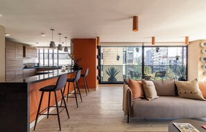 Apartamento Premium | Zona de estar | Televisión LED de 42 pulgadas con canales por cable, una televisión