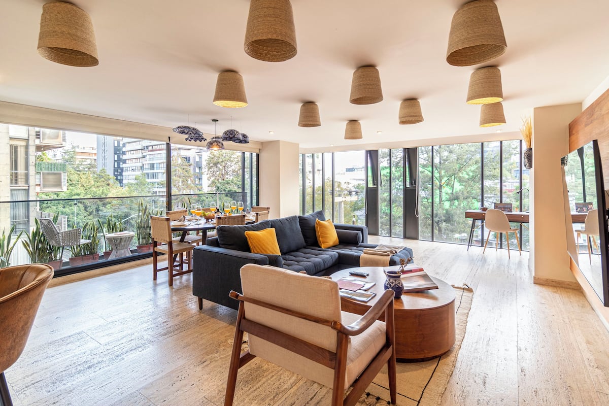 Departamento Premium | Área de sala de estar | Televisión LED de 42 pulgadas con canales por cable y televisión