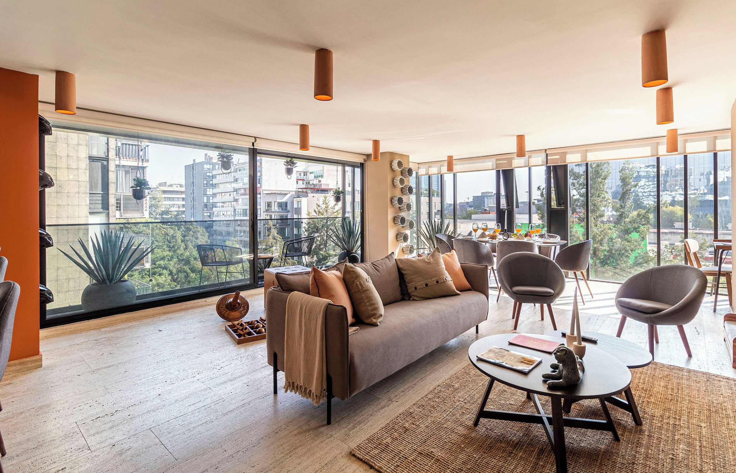 Leilighet – premium | Oppholdsområde | En 42-tommers LED-TV med kabel-kanaler samt TV