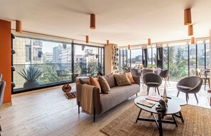 Apartamento premium | Área de estar | TV LED 42 polegadas com canais a cabo, TV