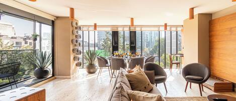 Premium-lejlighed | Opholdsområde | 42-tommers LED-tv med kabelkanaler, tv