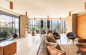 Premium-Apartment | Wohnbereich | 42-Zoll-LED-Fernseher mit Kabelempfang, Fernseher