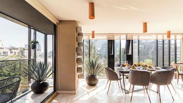 Apartamento premium | Área de estar | TV LED 42 polegadas com canais a cabo, TV