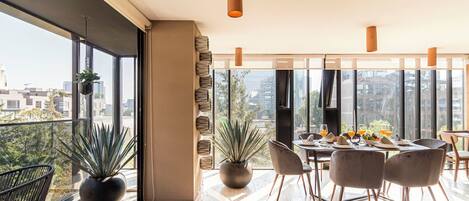 Leilighet – premium | Oppholdsområde | En 42-tommers LED-TV med kabel-kanaler samt TV