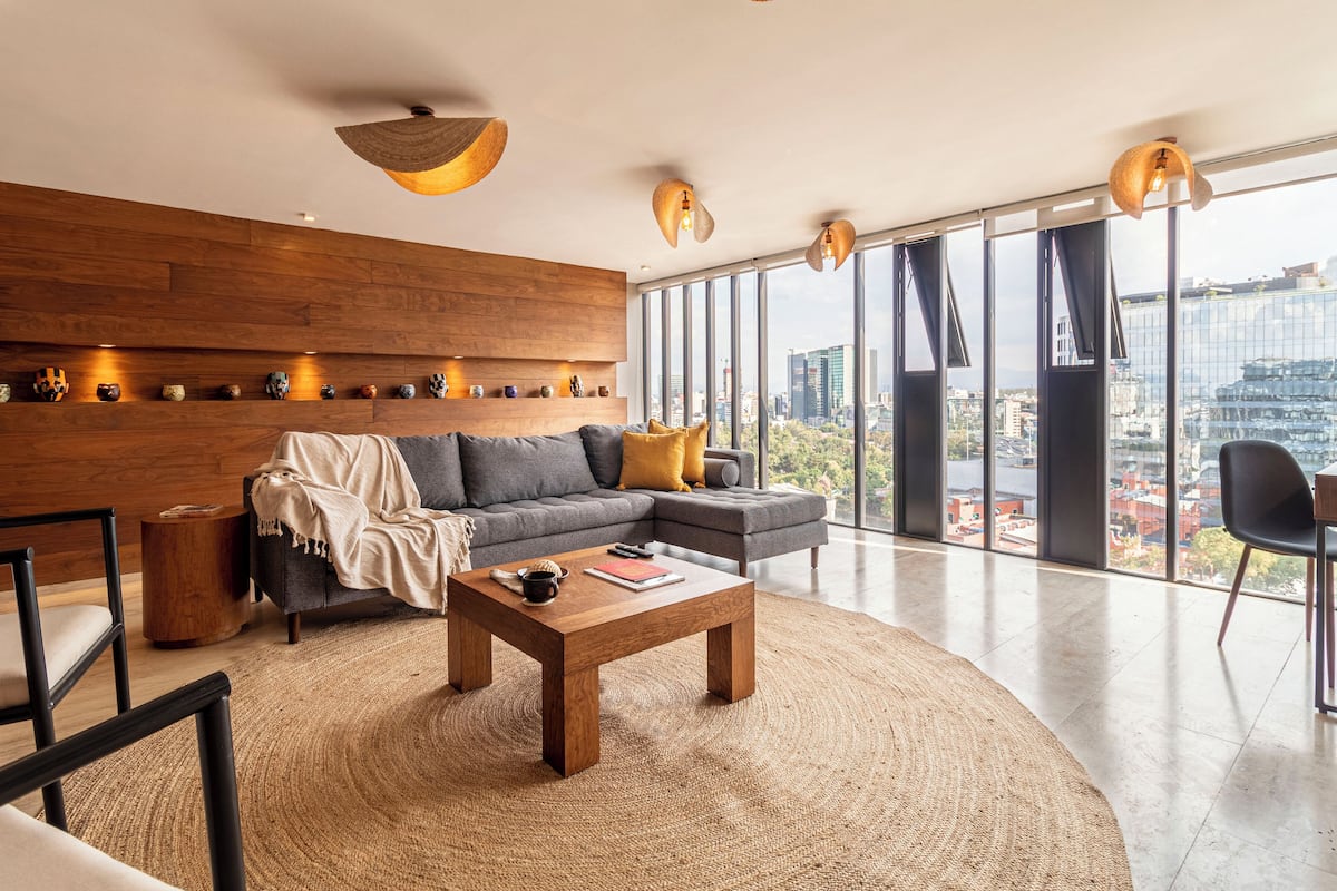 Departamento Grand | Área de sala de estar | Televisión LED de 42 pulgadas con canales por cable y televisión