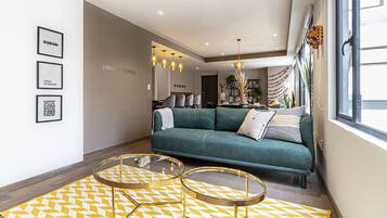 Departamento Deluxe | Área de sala de estar | Televisión LED de 52 pulgadas con canales por cable y televisión