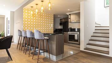 Departamento Deluxe | Cocina privada | Refrigerador, microondas, horno y cafetera de espresso