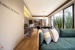 Departamento Deluxe | Área de sala de estar | Televisión LED de 52 pulgadas con canales por cable y televisión 