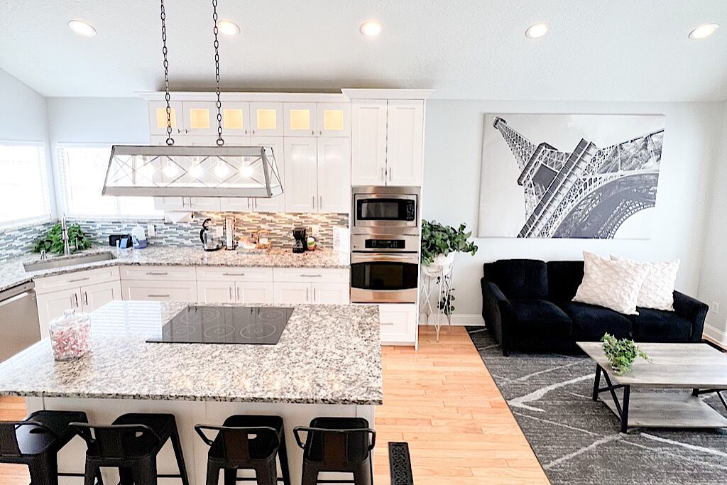 ENTIRE HOME IN THE CENTER OF WEST VALLEY, CLOSE TO RESTAURANTS, SHOPPING STORES!